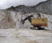 На карьере Перевал увеличили добычу мрамора для производства щебня