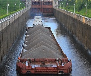 Перевозка щебня по воде становится популярнее жд поставок 