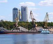 Поставка гранитного и высокопрочного щебня водным транспортом в мае 2026 года