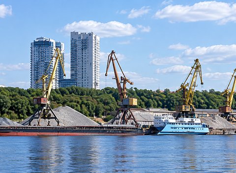 Поставка гранитного и высокопрочного щебня водным транспортом в сентябре 2026 года