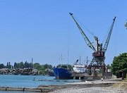 Абхазия возобновляет поставки щебня в Крым 