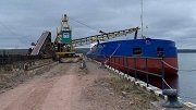 С карьера «Шокшинский кварцит» отгрузили по воде первую партию щебня