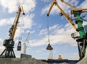Тройной рекорд по погрузке щебня и песка установлен в Мурманском торговом порту