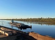 Речной порт Кирова принял очередную баржу с щебнем