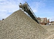 В Волжском строительные отходы превращают в щебень